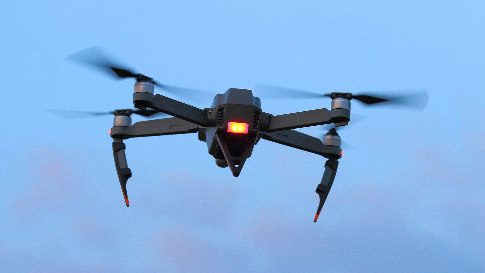 Ensam drönare mot klarblå himmel.