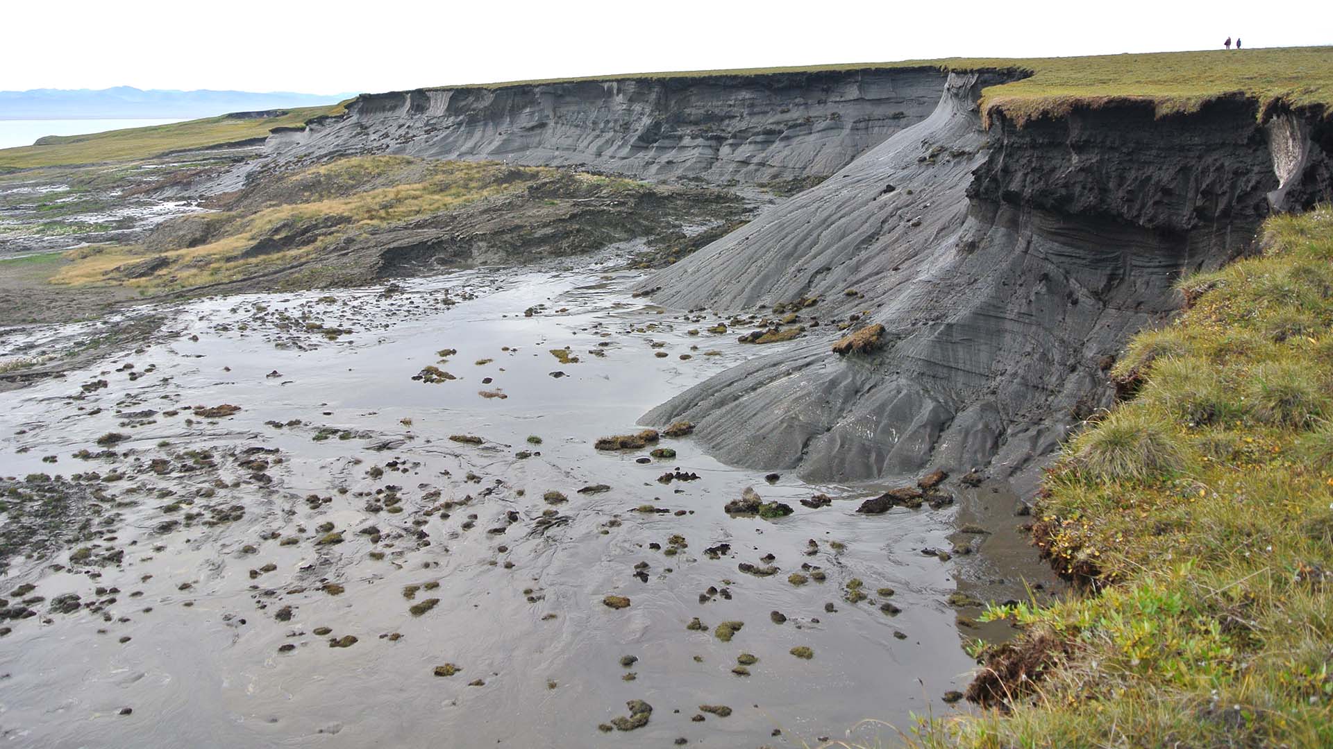 Smältande vatten nedanför en klippkant.