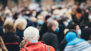 Många människor rör sig i stad