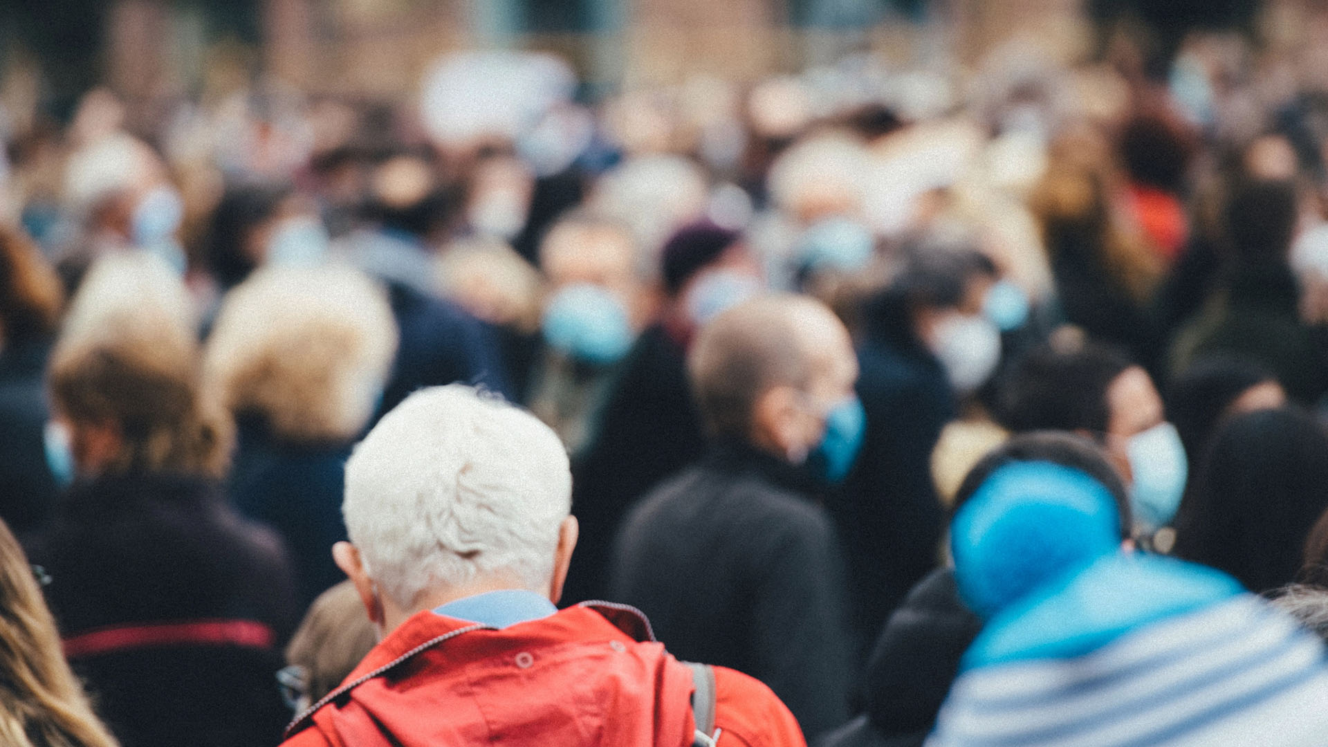 Många människor rör sig i stad