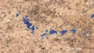 Sandfärgad sten med tydliga stänk av blått.