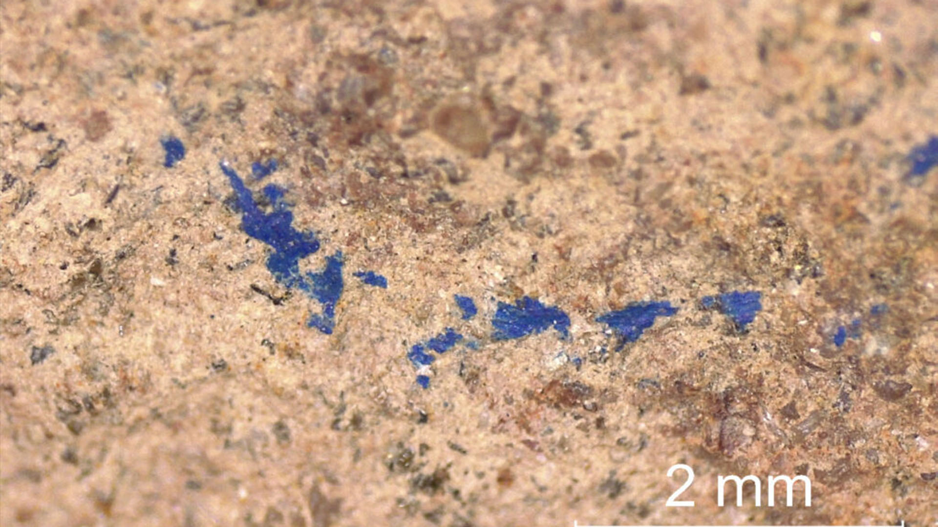 Sandfärgad sten med tydliga stänk av blått.