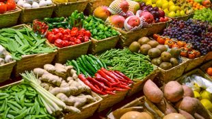 Frukt och grönsakshylla i en livsmedelsaffär.