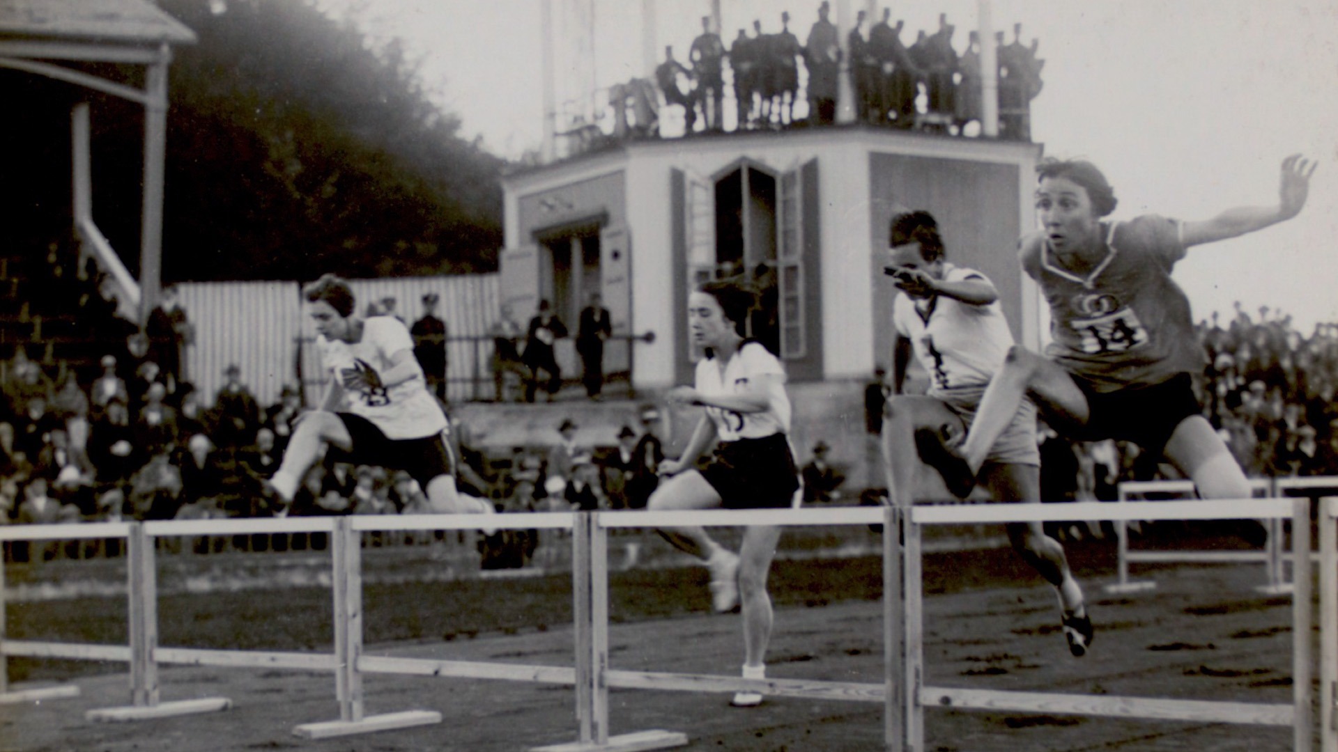 Svartvitt fotografi där kvinnor tävlar i hacklöpning.