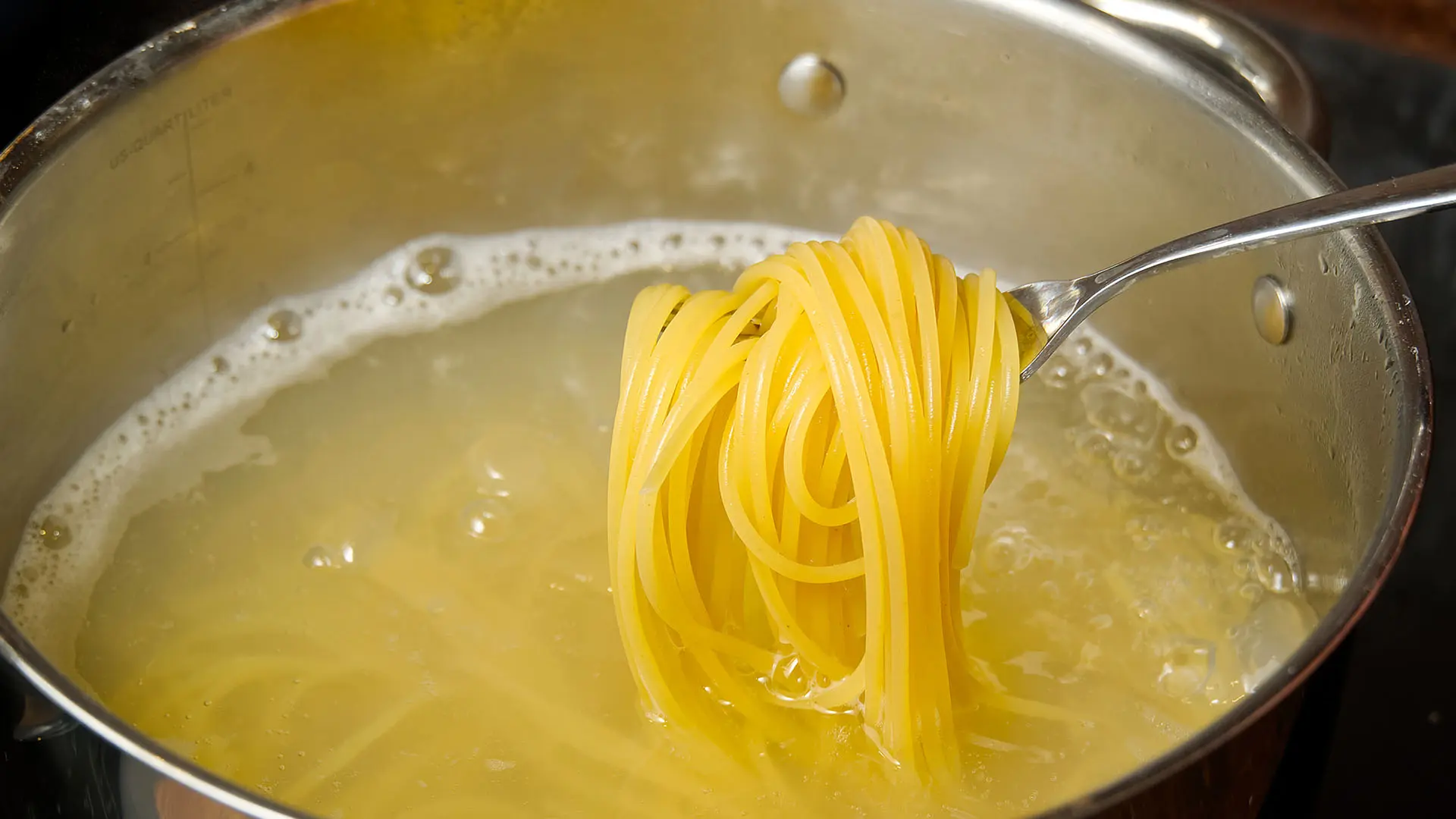 Spagetti i en kastrull.