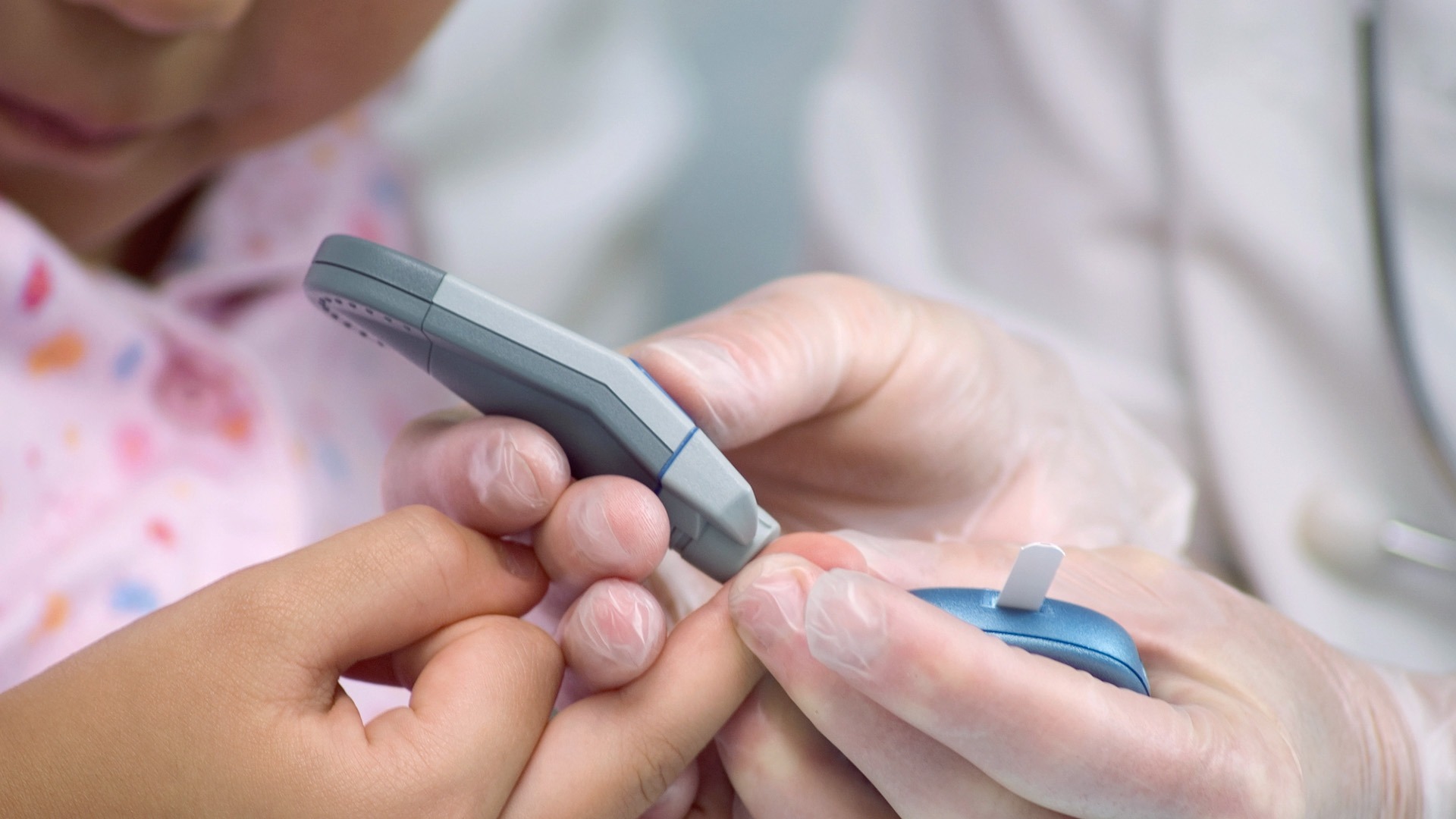 Vårdpersonal testar glukoshalt på ett barn.