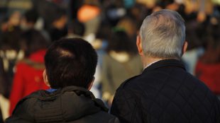 Man och kvinna i folksamling