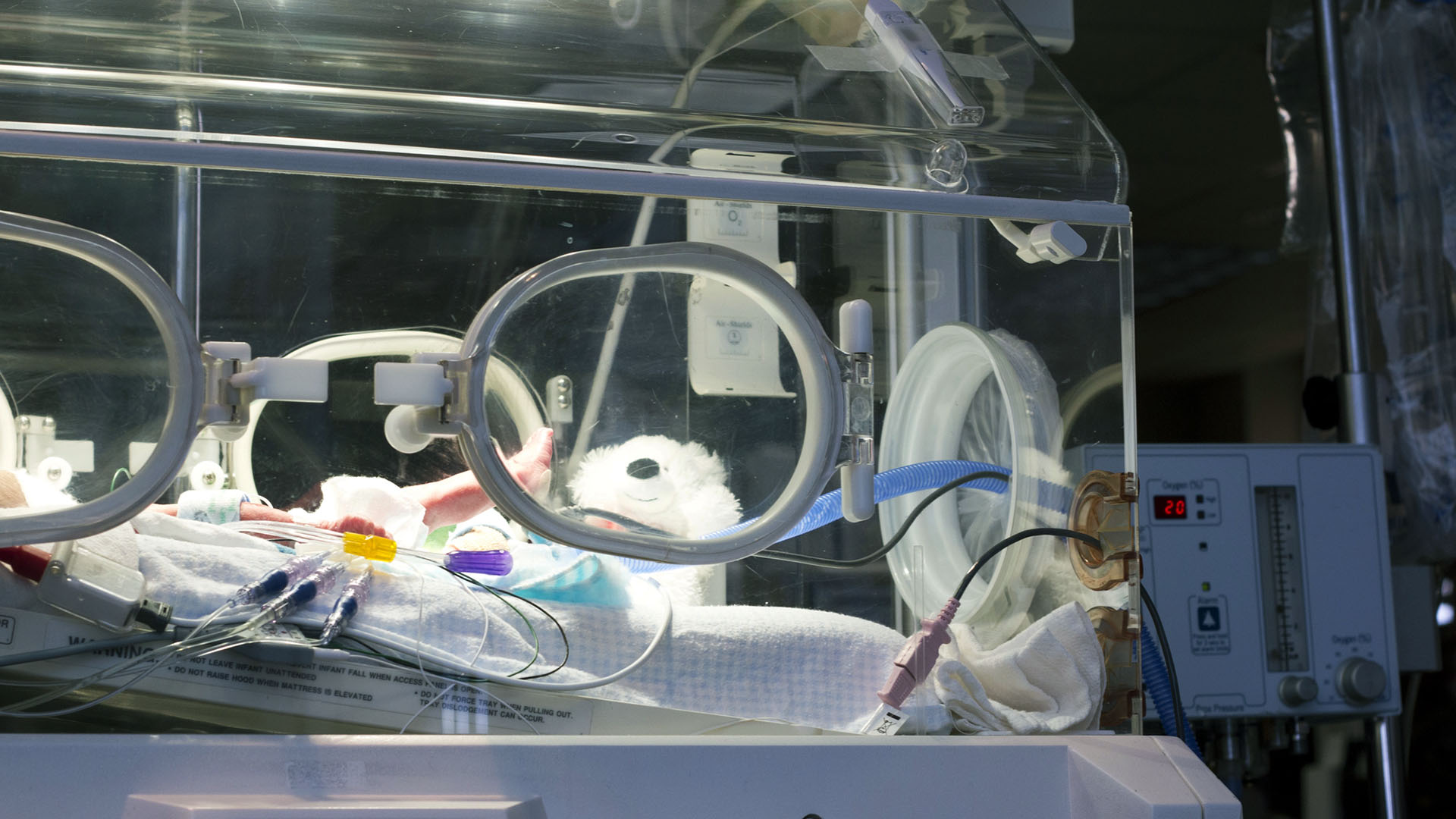 För tidigt född i kuvös.