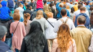 En folksamling med människor, många unga, sedd bakifrån.