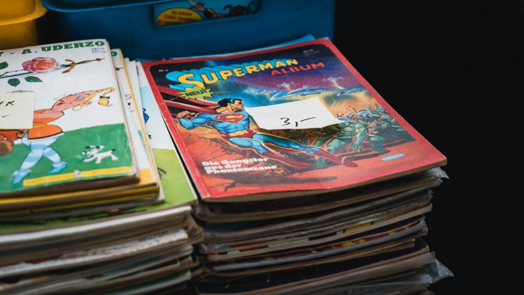 En hög serietidningar, med en Stålmannen-tidning överst.