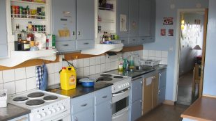 Ett ljusblått funkiskök.