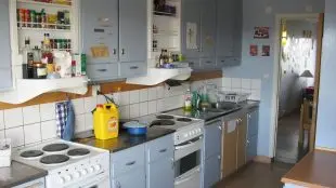 Ett ljusblått funkiskök.