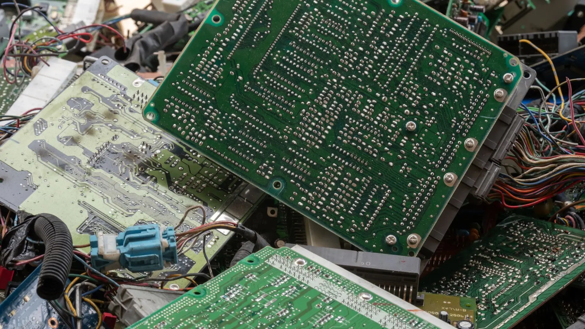 Delar av elektronik i närbild, kretskort.