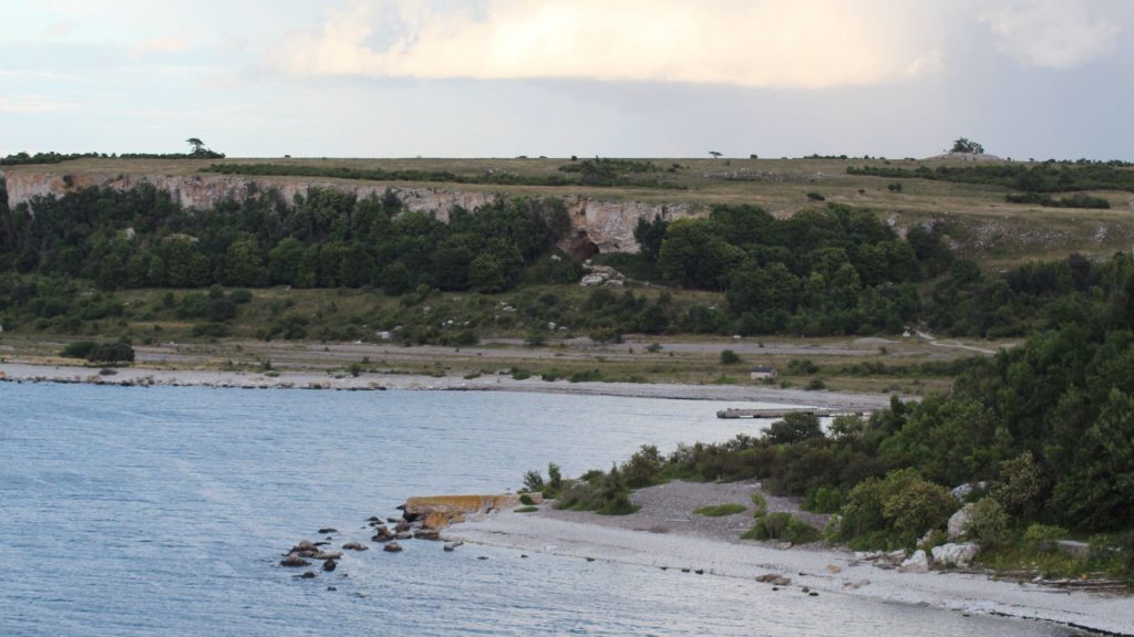 Vatten och grönt landskap, havsmiljö.