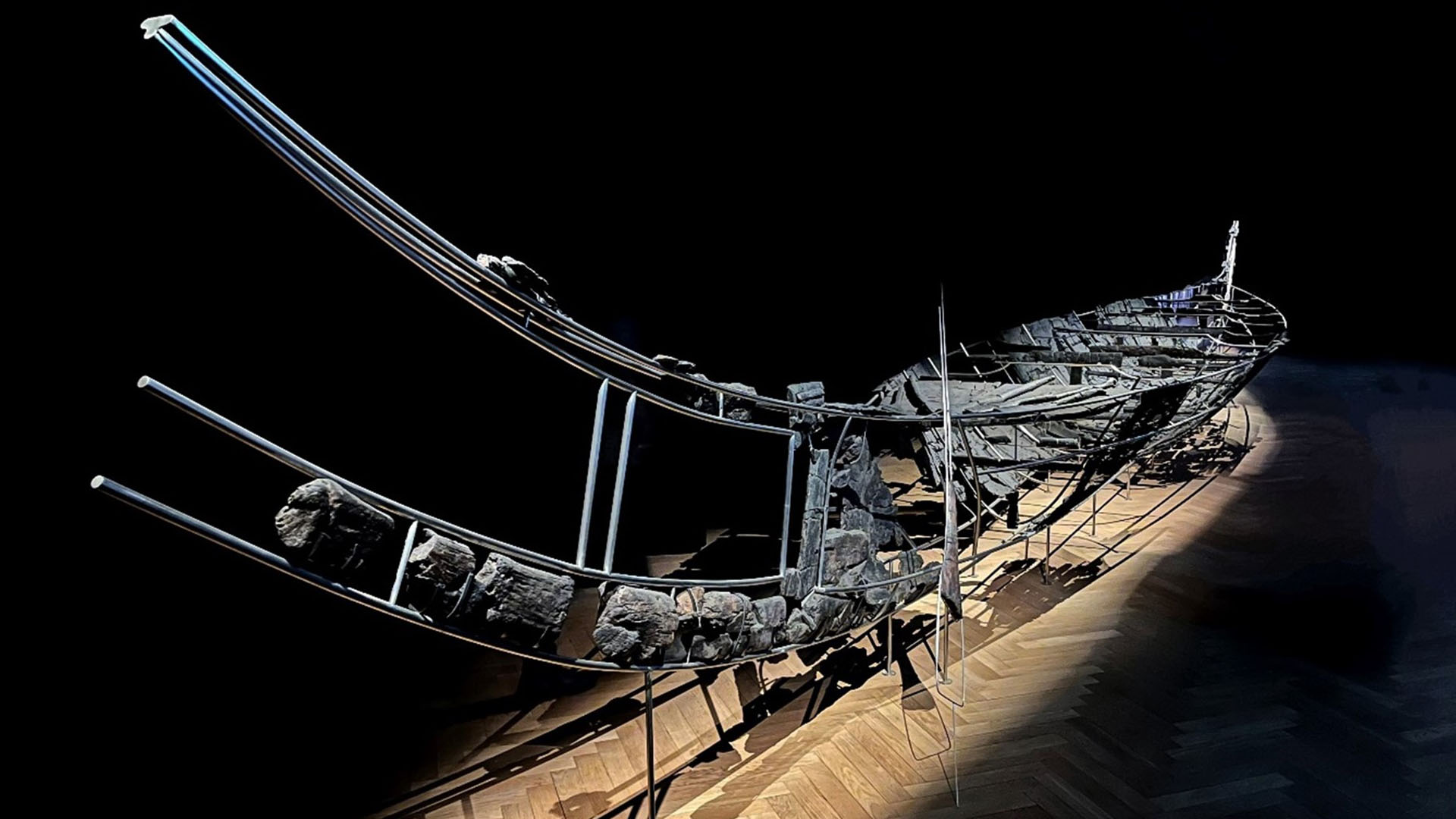 Hjortspringbåten var lång och smal, byggd för fart snarare än last. Den var drygt 19 meter lång men bara omkring två meter bred, med höga, uppsvängda stävar i båda ändar.