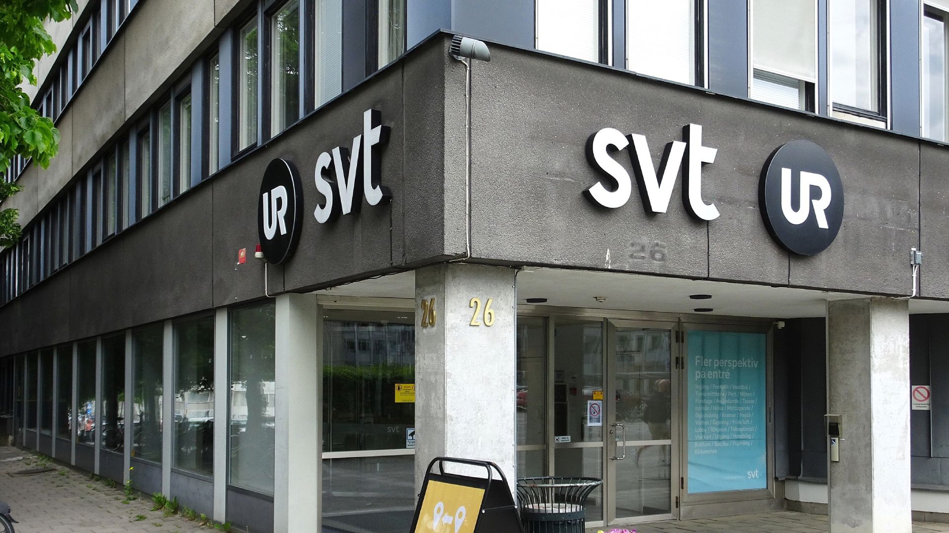 Betongfasad, det står SVT och UR på fasaden.