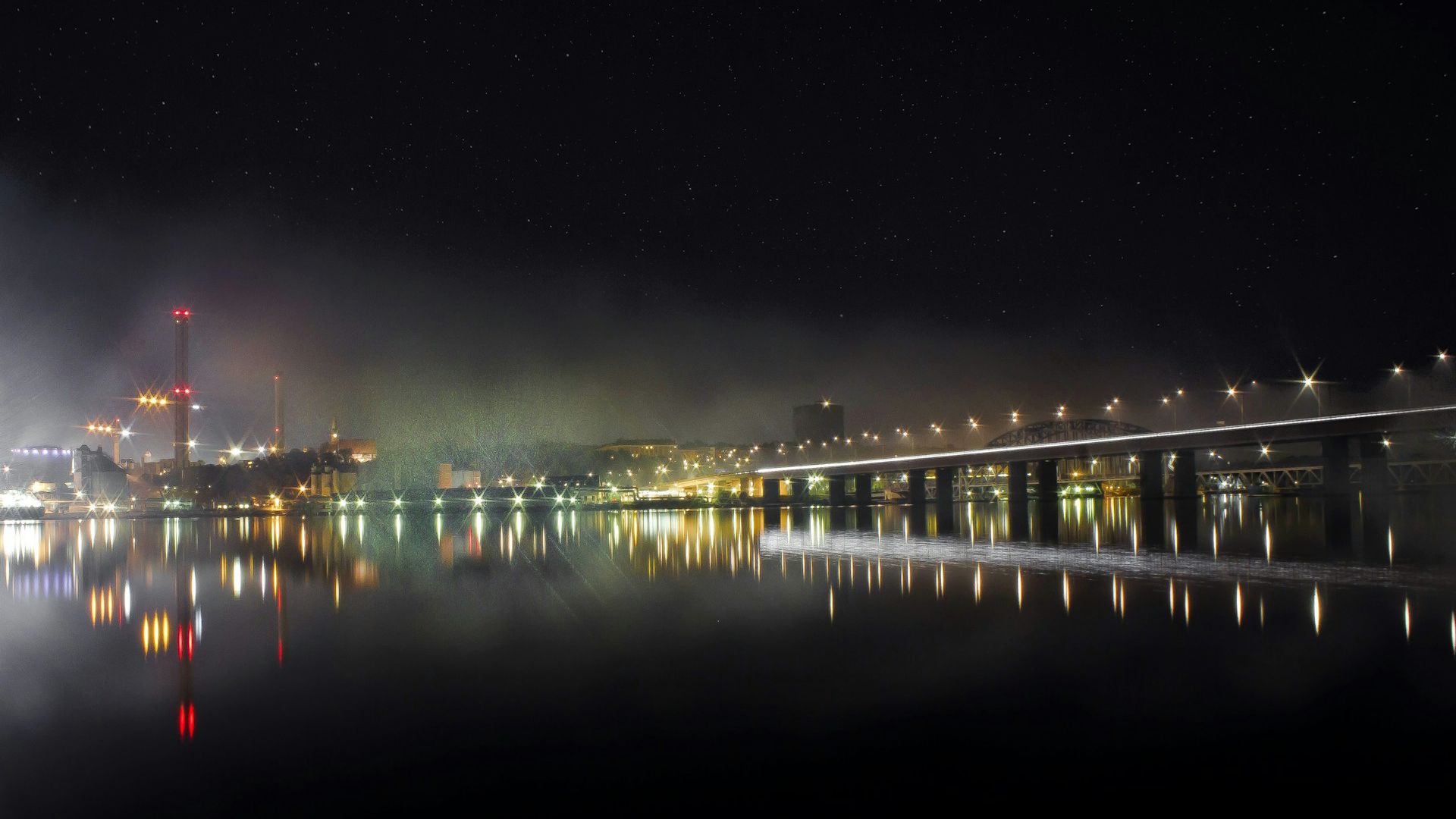 Stockholm nattetid, bro och ljus från byggnader.
