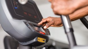 Man på ett löpband