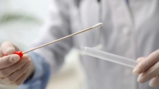 Tops och provrör i labbmiljö