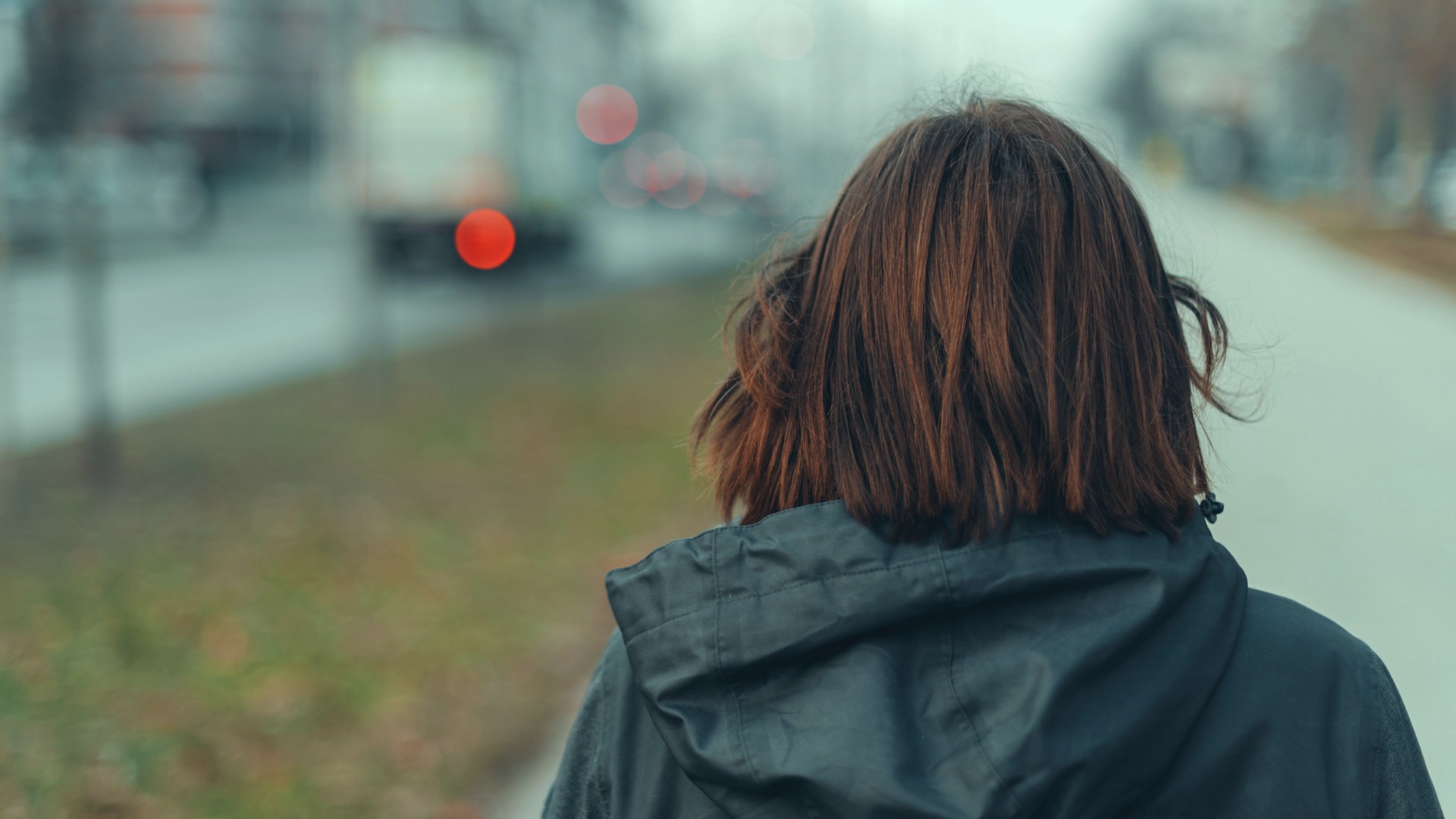 Mörkhårig kvinna går på väg