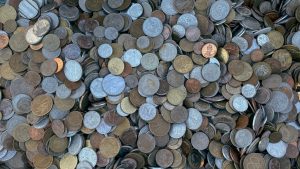 Mynt av olika sorter i en stor hög.