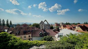 Vy över Visbys gamla stad, med ruiner, Gotland.