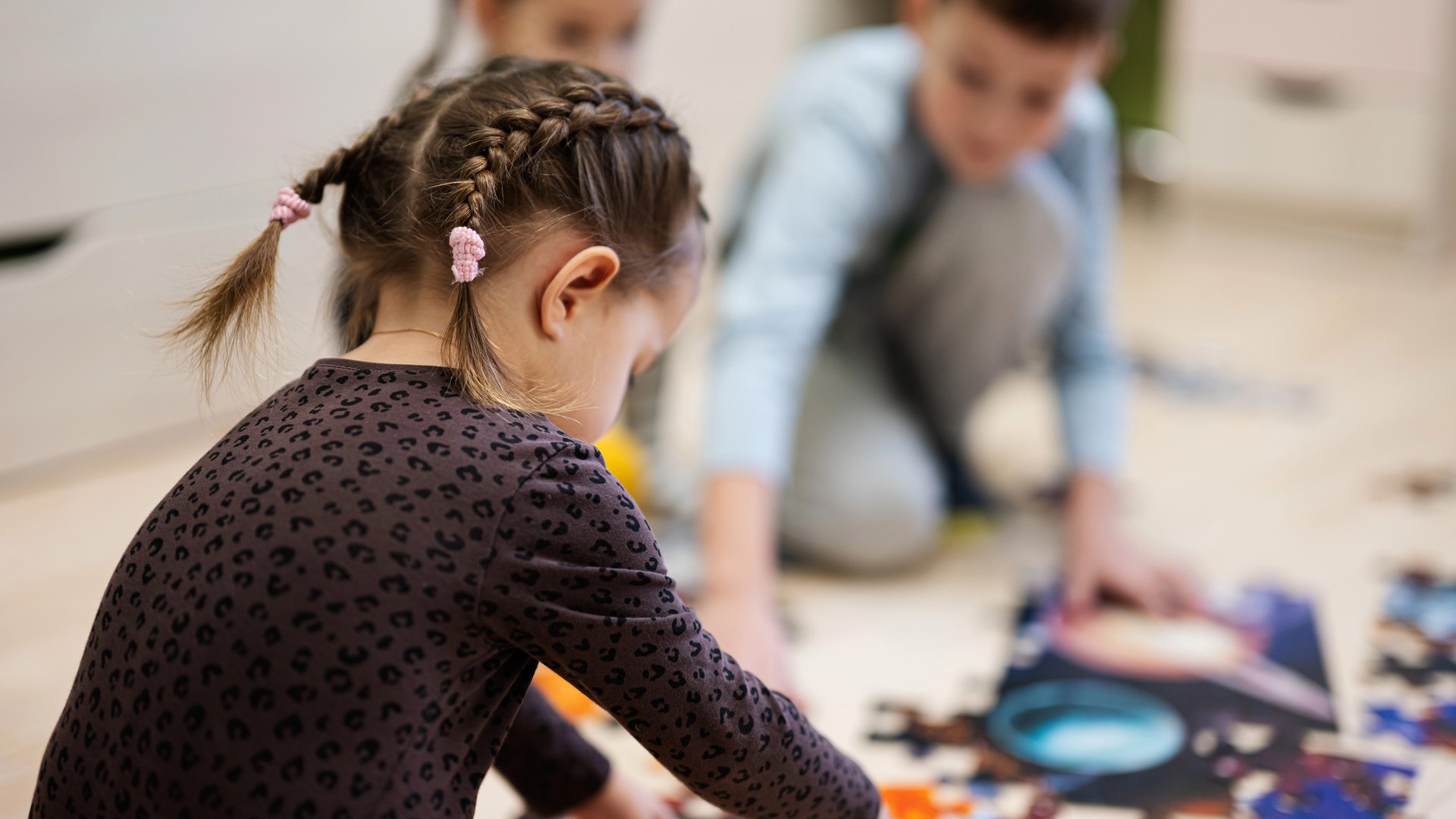 Barn leker med pussel