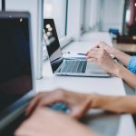 Anställda på kontor jobbar vid varsin dator.