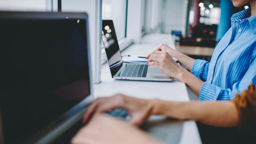 Anställda på kontor jobbar vid varsin dator.