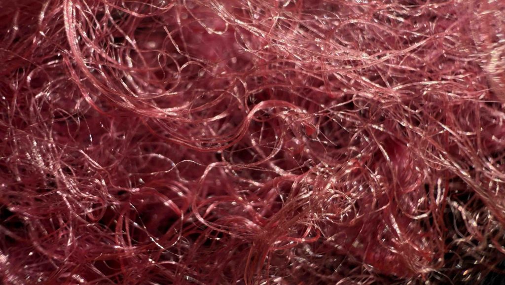 Rosafärgad spindeltråd i nystan.