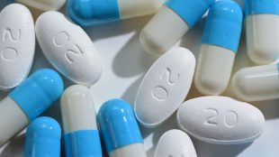 Tabletter och kapslar på ett bord