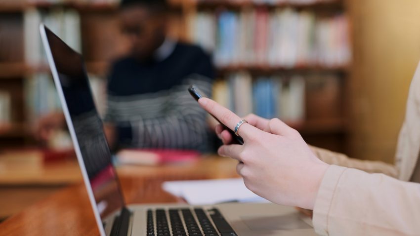Studier framför dator och med mobiltelefon.