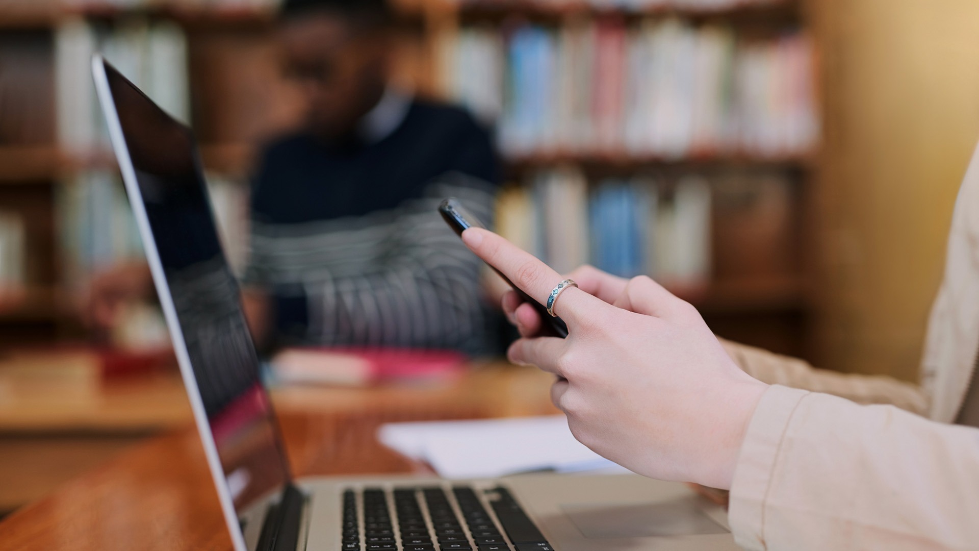 Studier framför dator och med mobiltelefon.