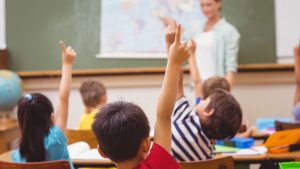 Elever räcker upp händer.