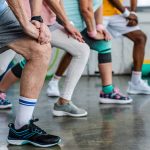 Äldre personer tränar tillsammans.