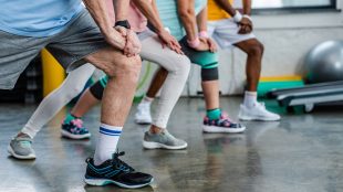 Äldre personer tränar tillsammans.