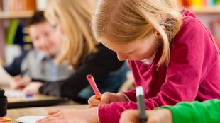 Elever koncentrerar sig i klassrum.