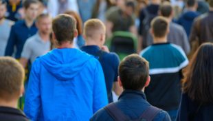 Människor på en gata.