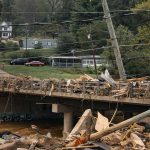 Skadad bro över flod och svajiga elledningar.