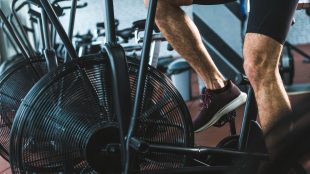 Man cyklar på ett gym