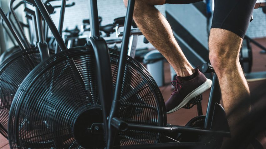 Man cyklar på ett gym