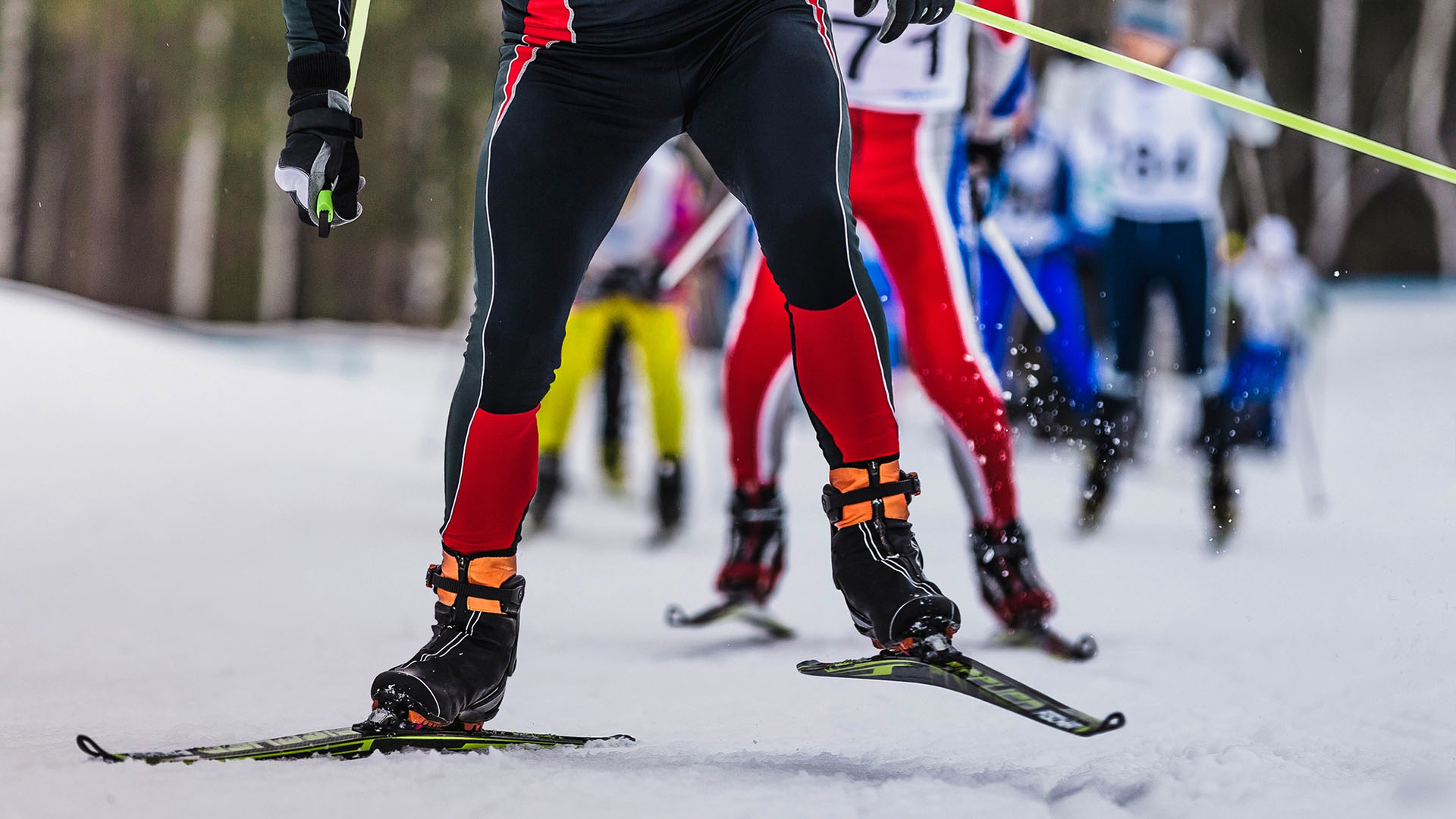 Längdskidåkare och medtävlare.