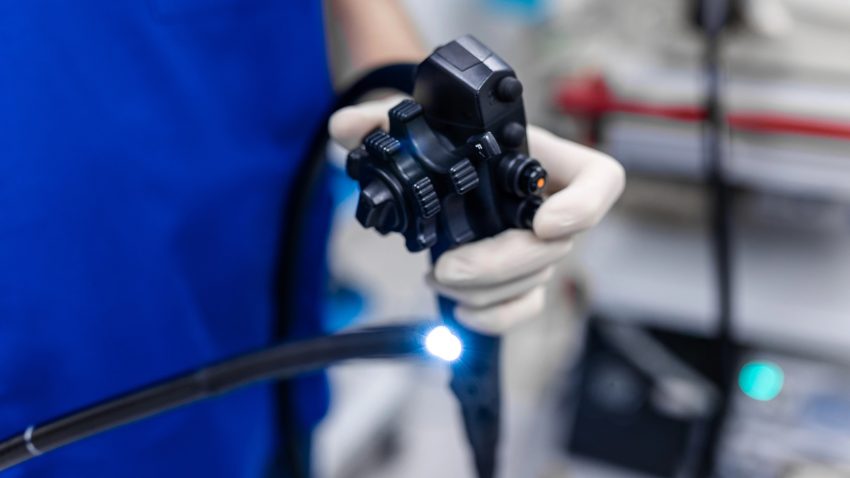 Läkare med utrustning inför undersökning av tarm.