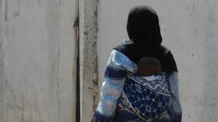 Mamma med barn i bärsele