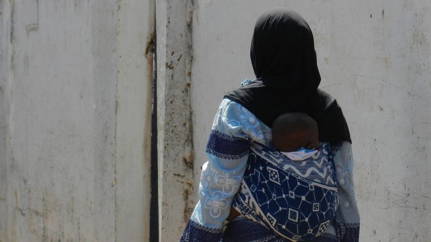 Mamma med barn i bärsele