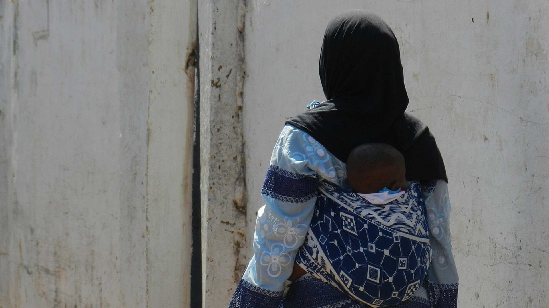 Mamma med barn i bärsele