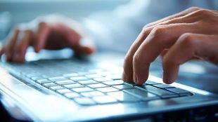 Fingrar mot tangenter på ett tangentbord