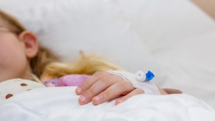 En flicka behandlas på sjukhus.