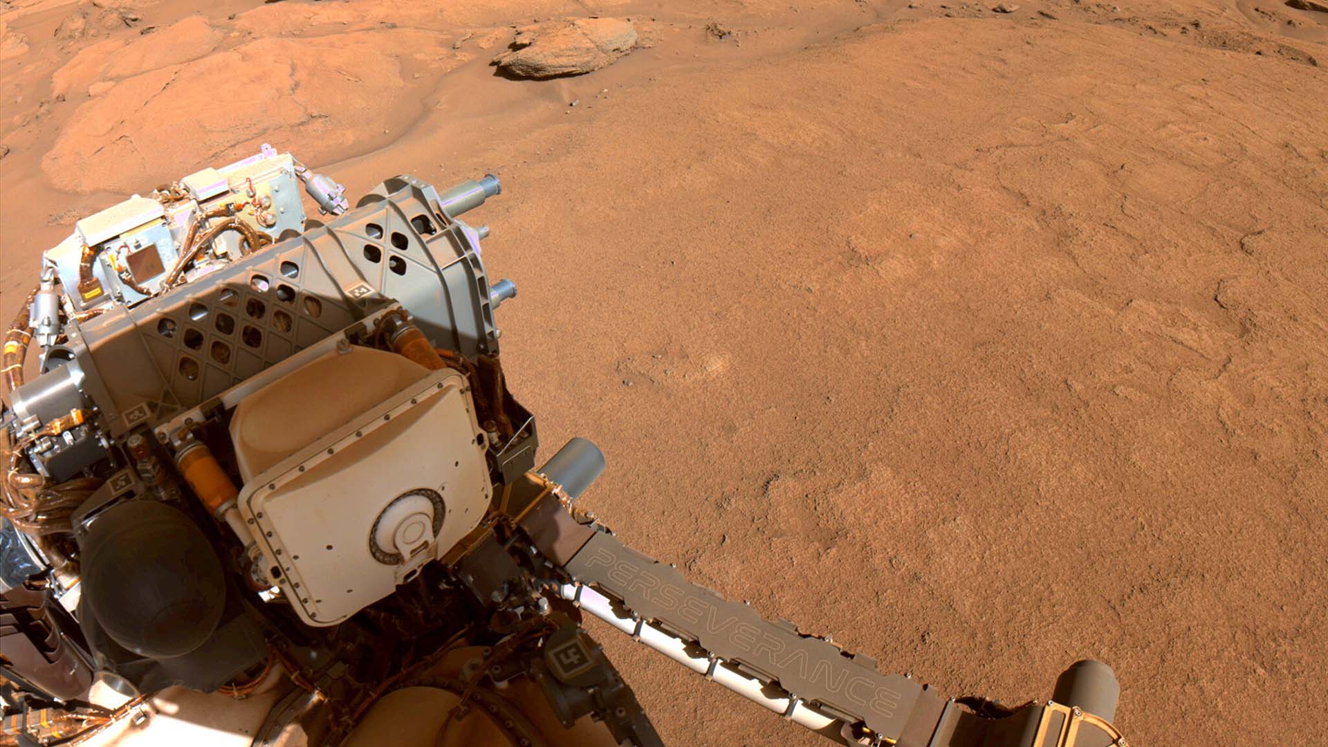 Nasas farkost Perseverance är ungefär lika stor som en mindre bil. På bilden ses den på Mars röda och grusiga yta.