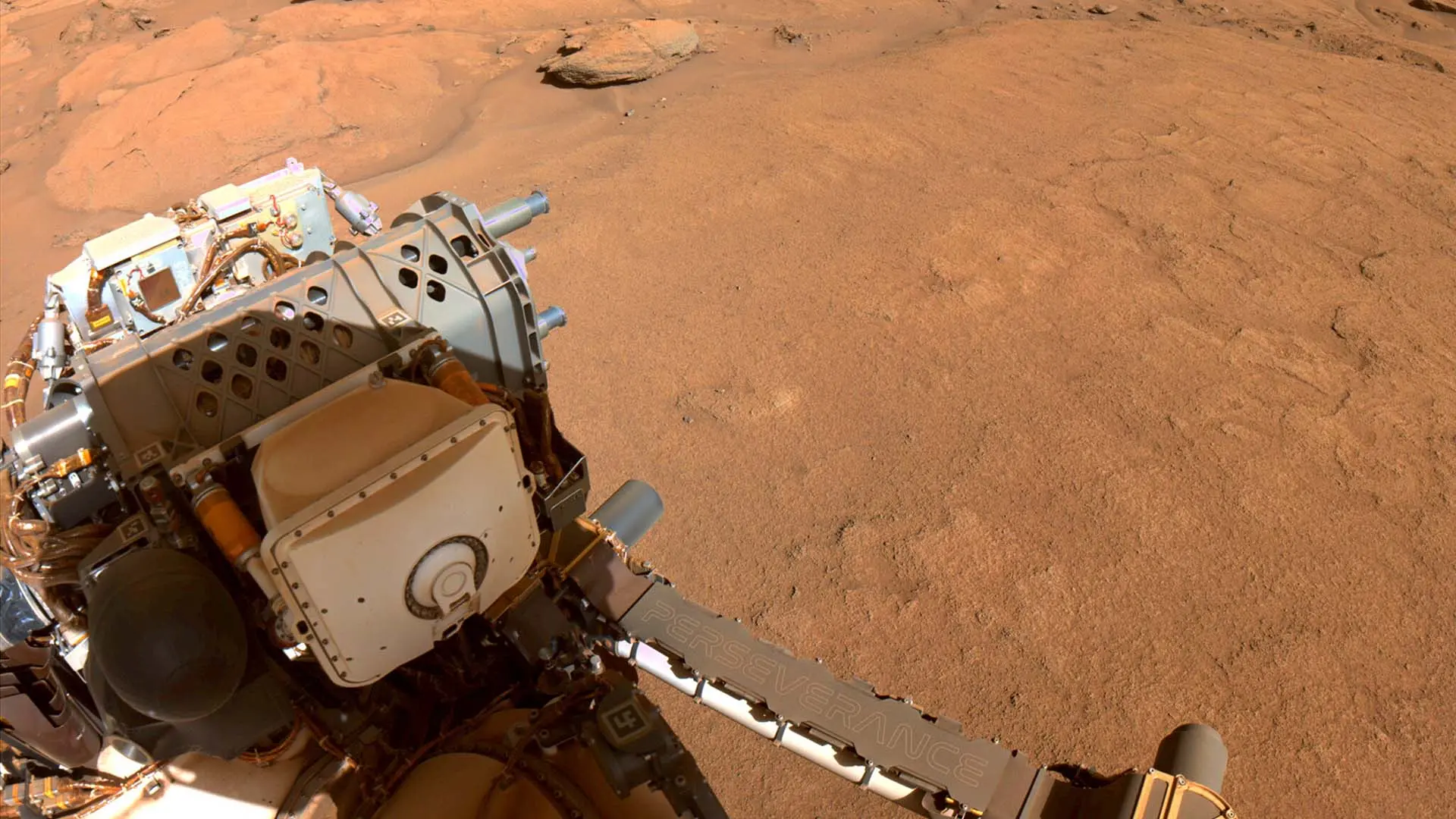 Nasas farkost Perseverance är ungefär lika stor som en mindre bil. På bilden ses den på Mars röda och grusiga yta.